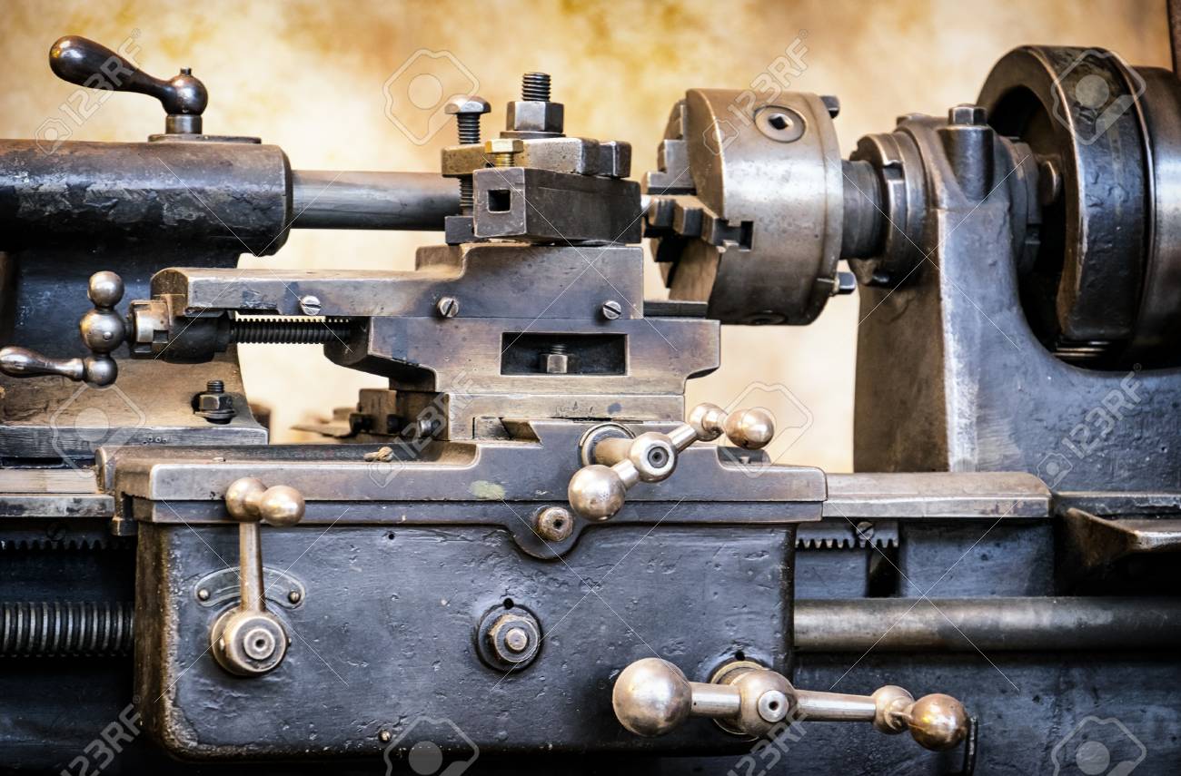 アンティーク ショップで古い旋盤 の写真素材 画像素材 Image