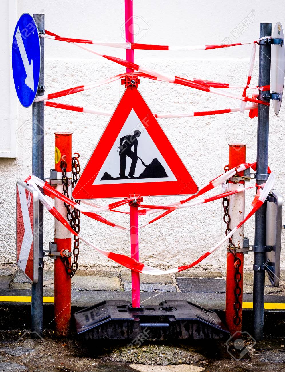 道路工事現場の作業標識の男性 の写真素材 画像素材 Image