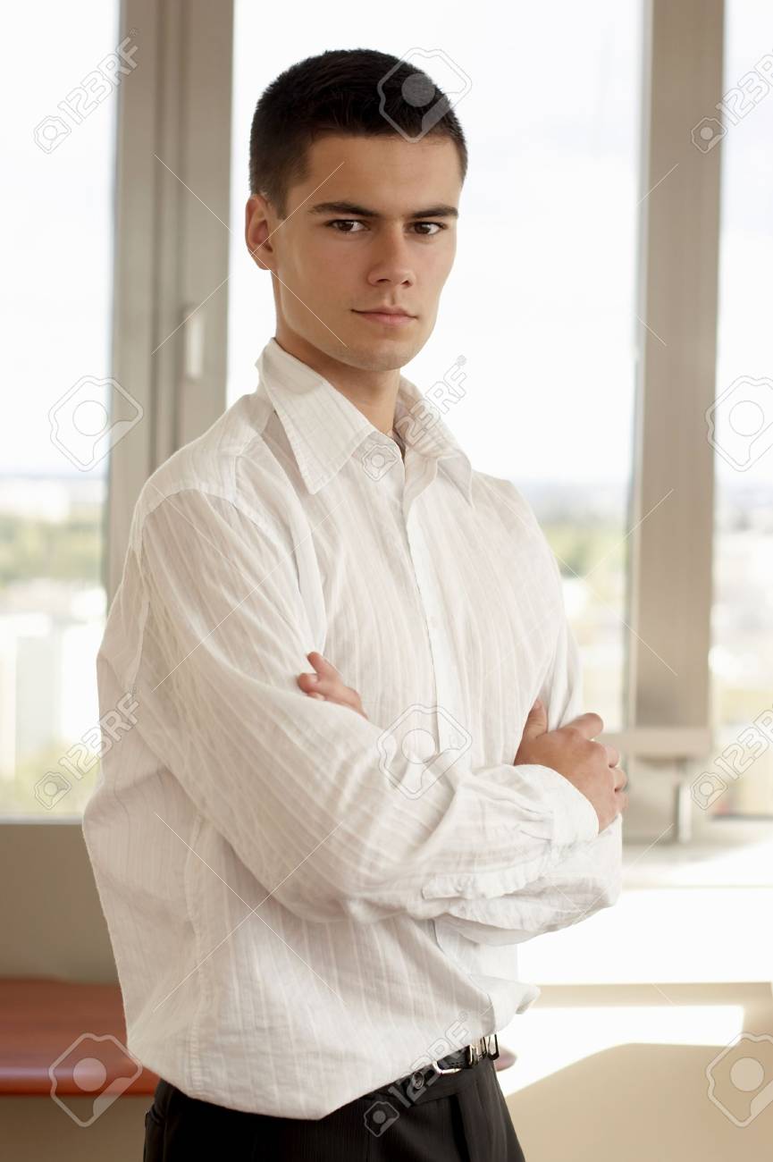 camisa blanca hombre moderna