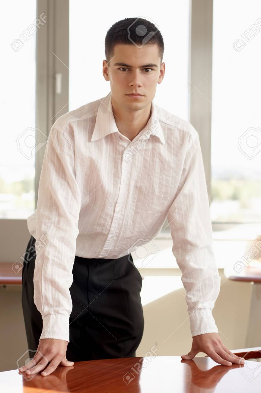 camisa blanca hombre moderna