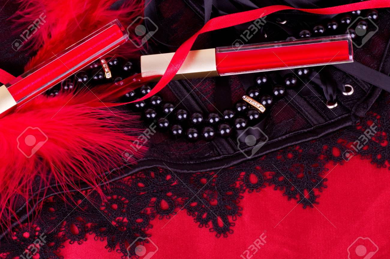 セクシーなおしゃれなビーズと赤い背景に赤い口紅 の写真素材 画像素材 Image