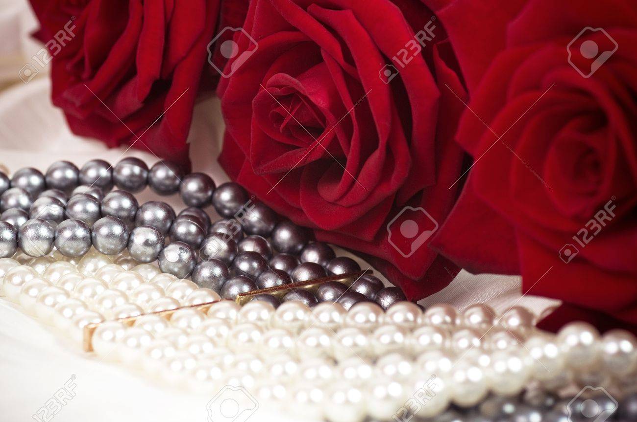Collar de perlas con rosas rojas Foto de archivo , 19360518