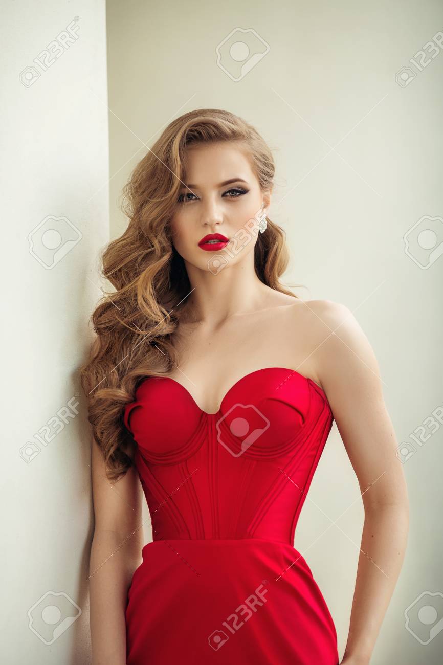 Bela Moda Modelo Mulher Com Cabelo Batom Vermelho Retrato Da Menina Do Encanto Com Composicao Brilhante Rosto Feminino De Beleza Close Up Com Maquiagem Perfeita Fotos Retratos Imagenes Y Fotografia De Archivo Libres