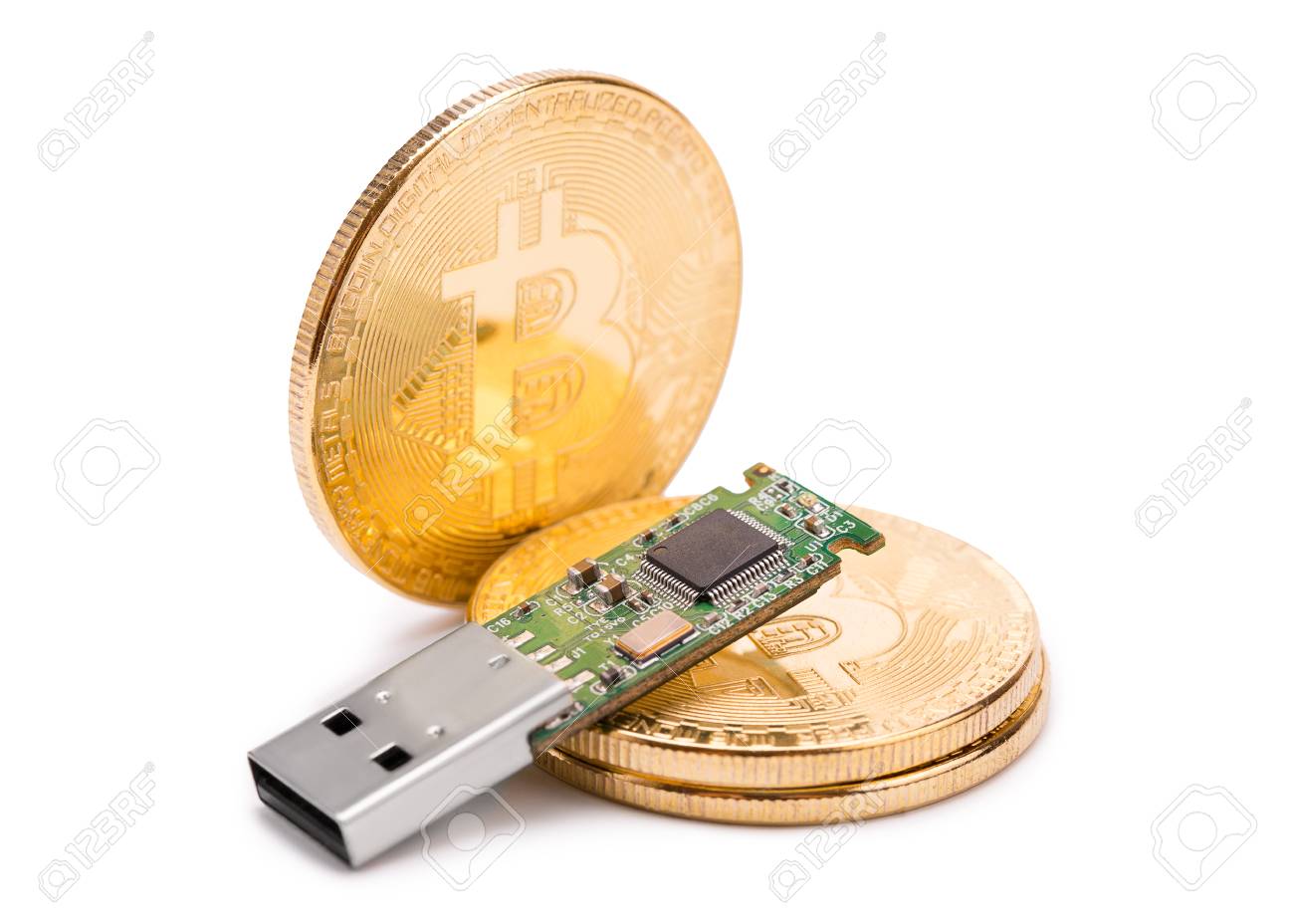 USB 플래시 카드에 전자 지갑입니다. 금화 비트코인에 누워 있는 플래시 카드. 흰색 바탕에 금화입니다. 로열티 무료 사진, 그림,  이미지 그리고 스톡포토그래피. Image 118656338