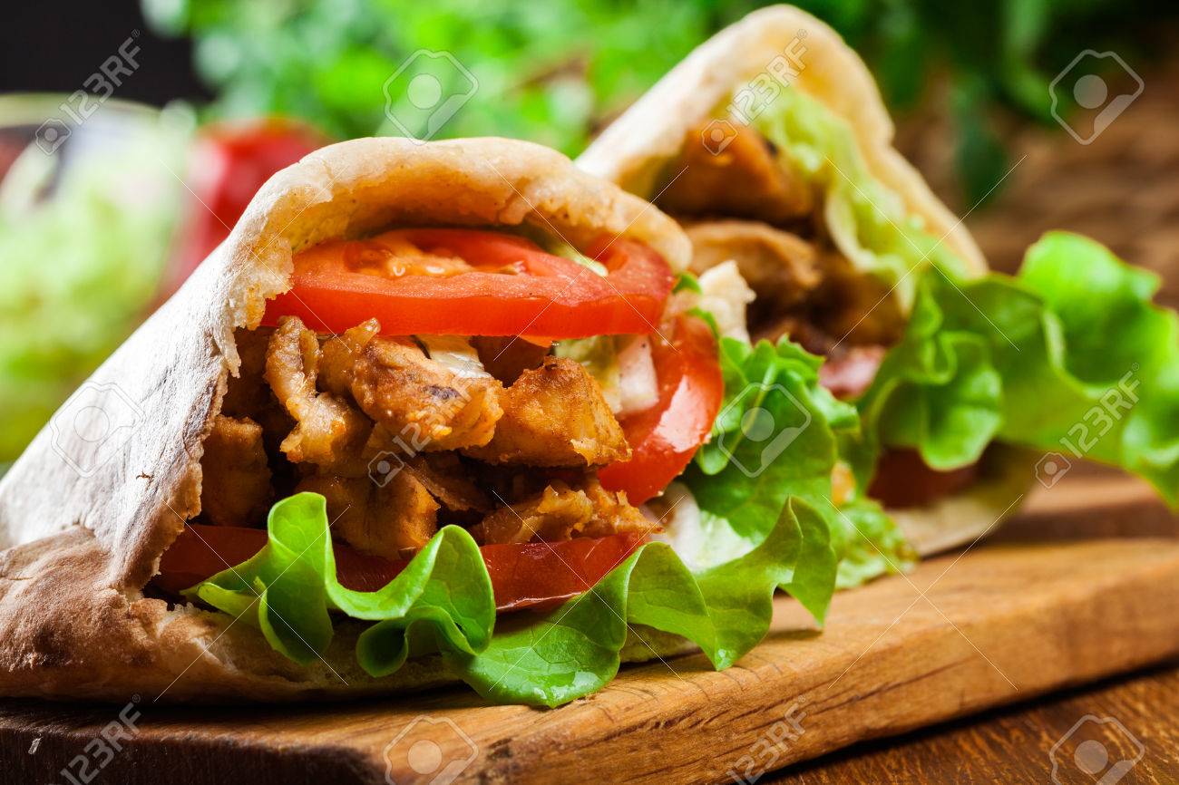 ドネルケバブのピタパンに野菜と鶏肉を炒め の写真素材 画像素材 Image ドネルケバブのピタパンに野菜と鶏肉を炒め の写真素材 画像素材 Image