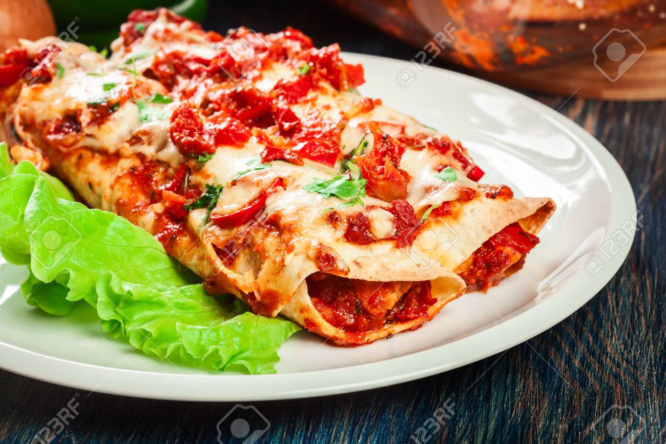 伝統的なメキシコのエンチラダで 鶏肉 スパイシーなトマトソース チーズをプレートに添えて メキシコ料理 の写真素材 画像素材 Image 85685396