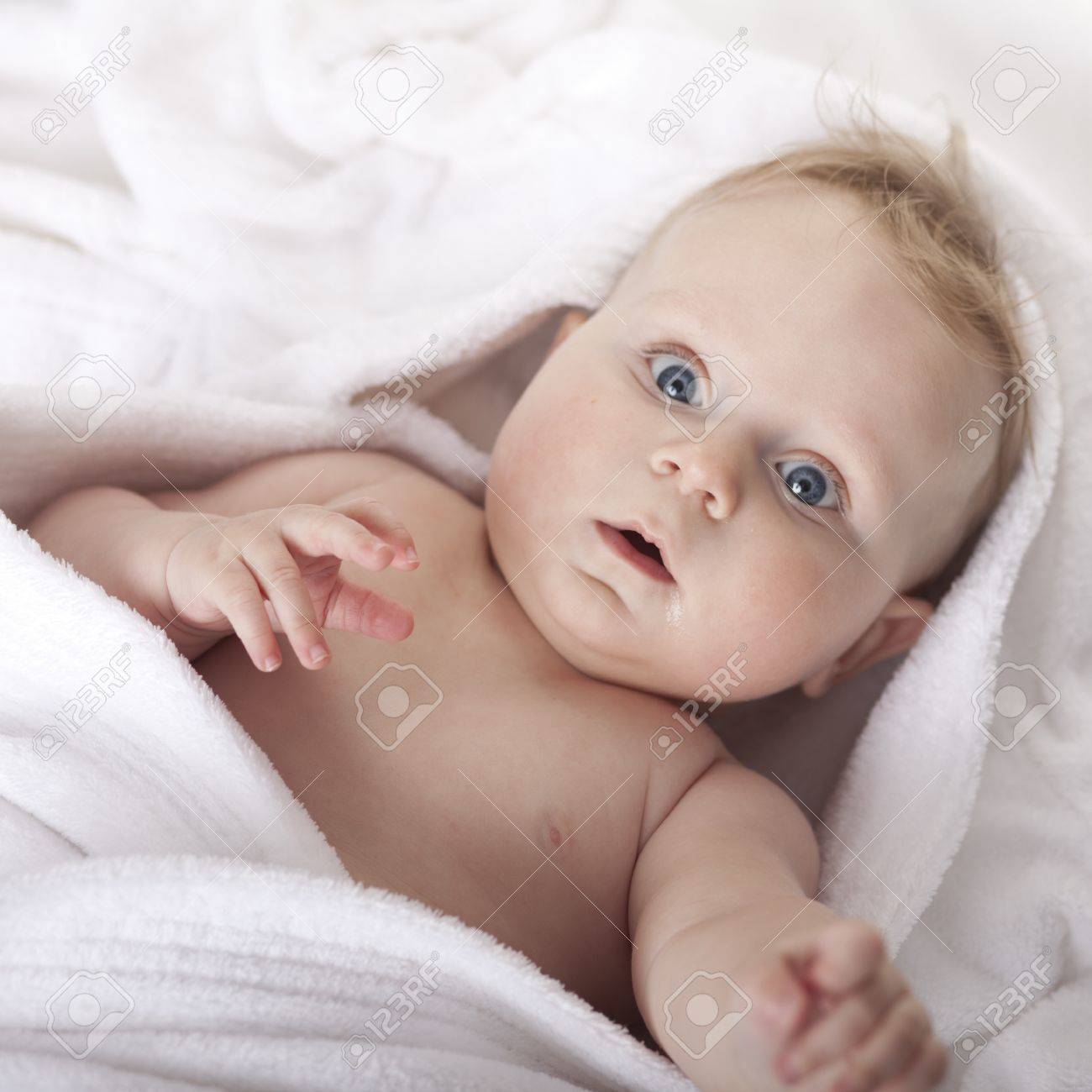 赤ちゃんを見てみるとビックリ 目を大きく開けて の写真素材 画像素材 Image 赤ちゃんを見てみるとビックリ 目を大きく開けて の写真素材 画像素材 Image