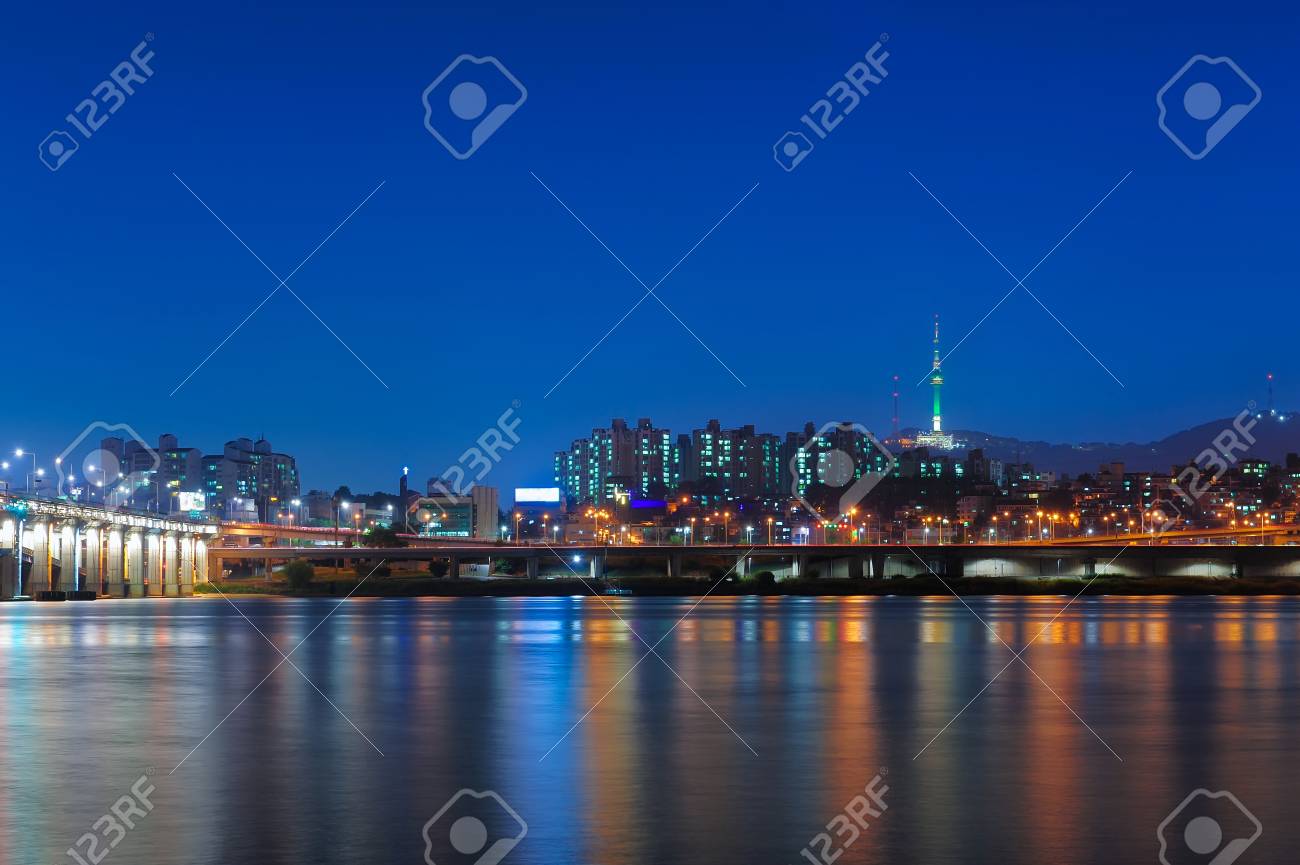 漢江とソウル 韓国で黄昏時の盤浦大橋から N ソウルタワーと南山の美しい風景を見る の写真素材 画像素材 Image