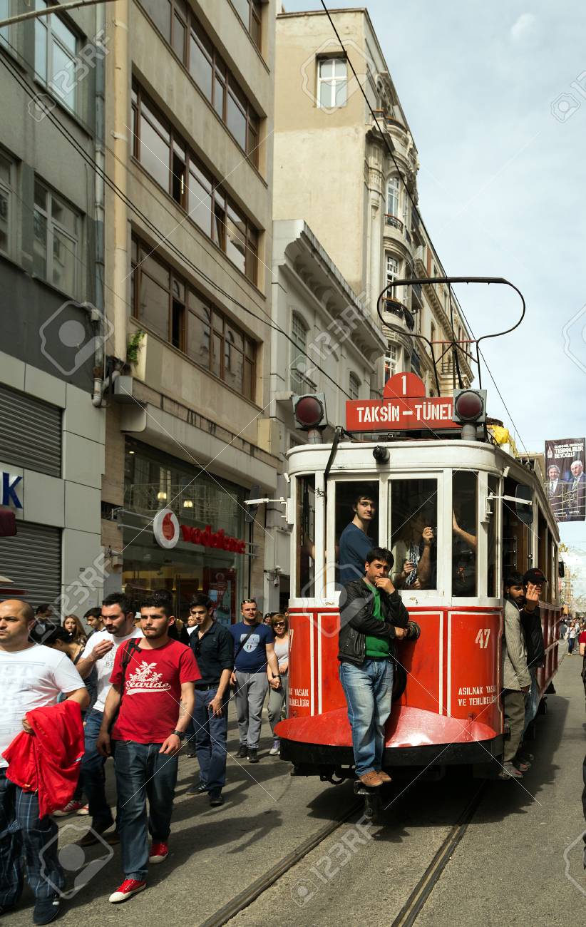 14 年 5 月 5 日にトルコのイスタンブールでのイスタンブール トルコ 05 タクシム イスティクラル通り ベイオールの伝統的な赤ヴィンテージ トラムはイスタンブールのランドマークです の写真素材 画像素材 Image