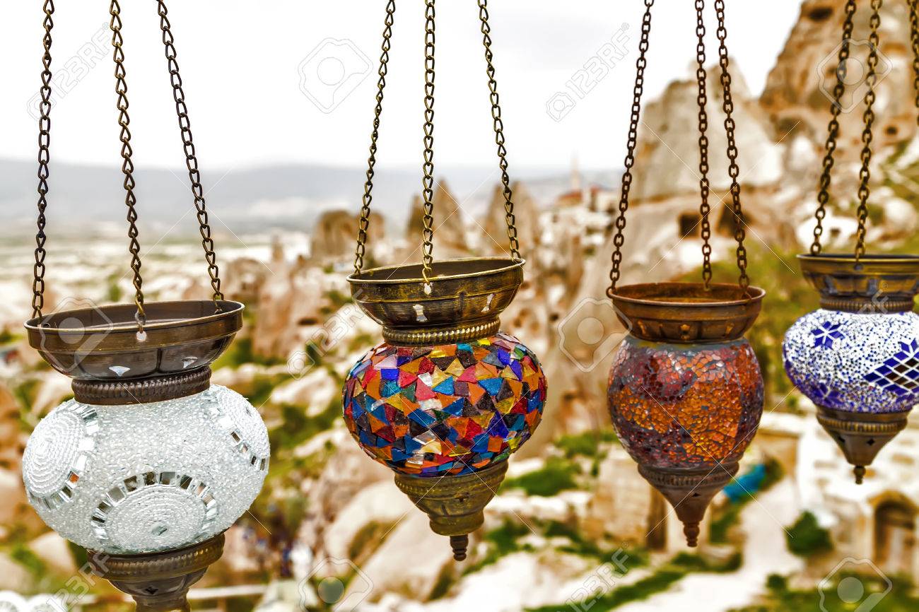 Lámparas Colgantes De Colores Iluminados árabe Fotos, Retratos, Imágenes Fotografía De Archivo Libres De Derecho. Image 56496284.