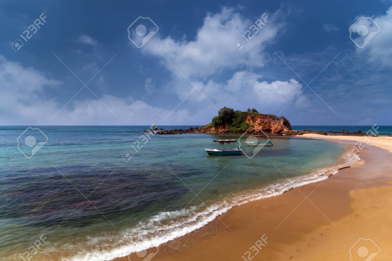 Island Parrot Rock Mirissa Beach Est Notre Plage Préférée Au Sri Lanka Plage De Sable Dété Avec Flou Océan Sur Fond