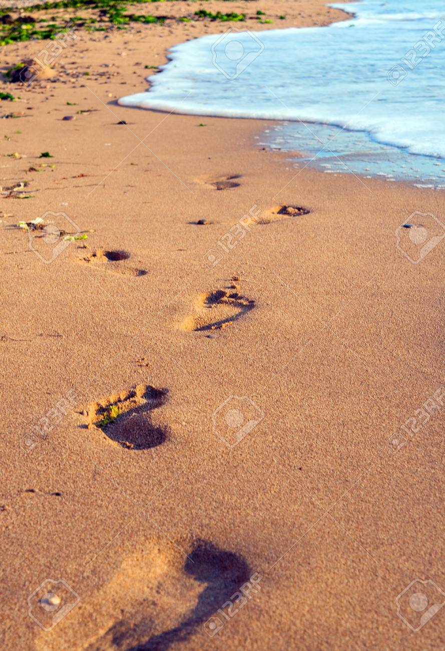 砂浜の海の波と足跡 背景夏休み の写真素材 画像素材 Image