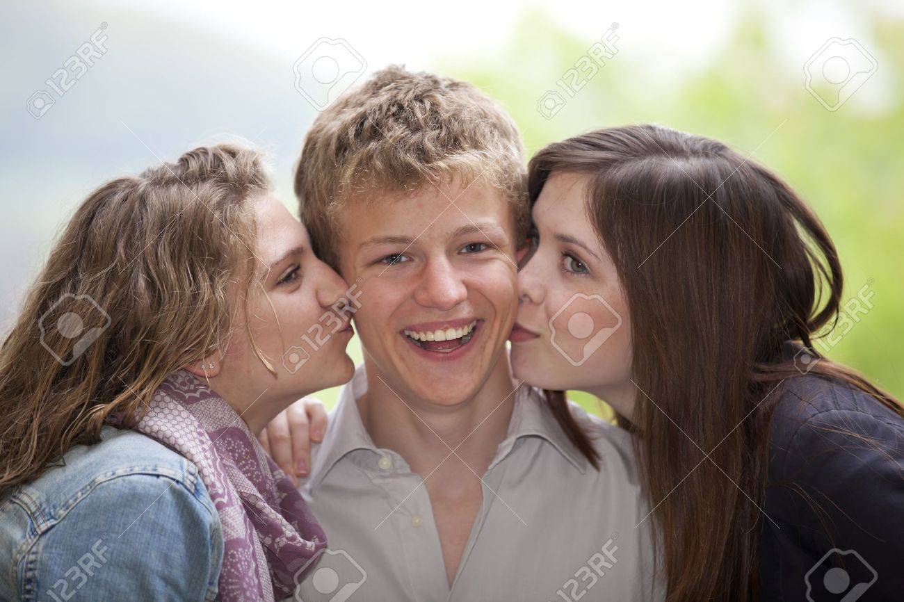 幸せな 10 代の 2 人の十代女の子にキスされています の写真素材 画像素材 Image