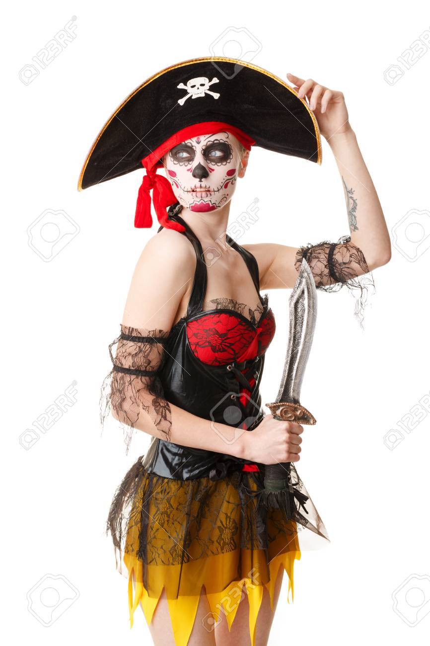 女海賊の剣 ハロウィン用コスチューム 創造的なメイク 頭蓋骨 白い背景上に分離 の写真素材 画像素材 Image 女海賊の剣 ハロウィン用コスチューム 創造的なメイク 頭蓋骨 白い背景上に分離 の写真素材 画像素材 Image
