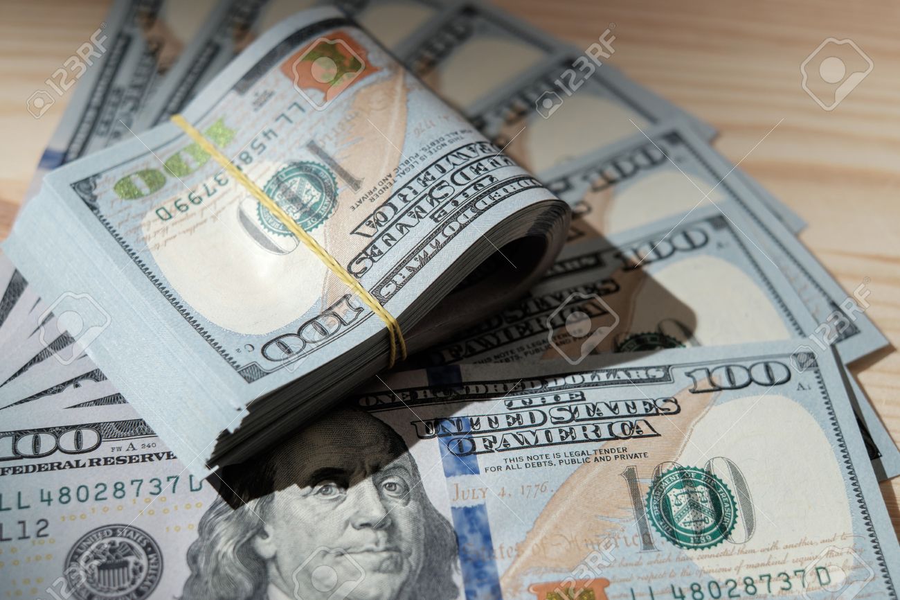 미국 돈을 스택 / 미국 지폐 - 목조 배경에 스튜디오 사진. 100 달러 지폐를 닫습니다. 로열티 무료 사진, 그림, 이미지 그리고  스톡포토그래피. Image 34809986