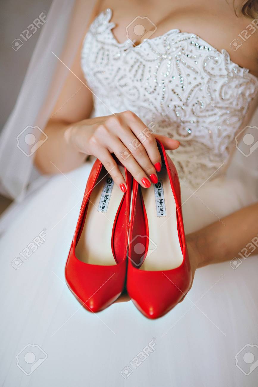 赤の結婚式の靴を持って認識できない花嫁の写真 の写真素材 画像素材 Image 赤の結婚式の靴を持って認識できない花嫁の写真 の写真素材 画像素材 Image