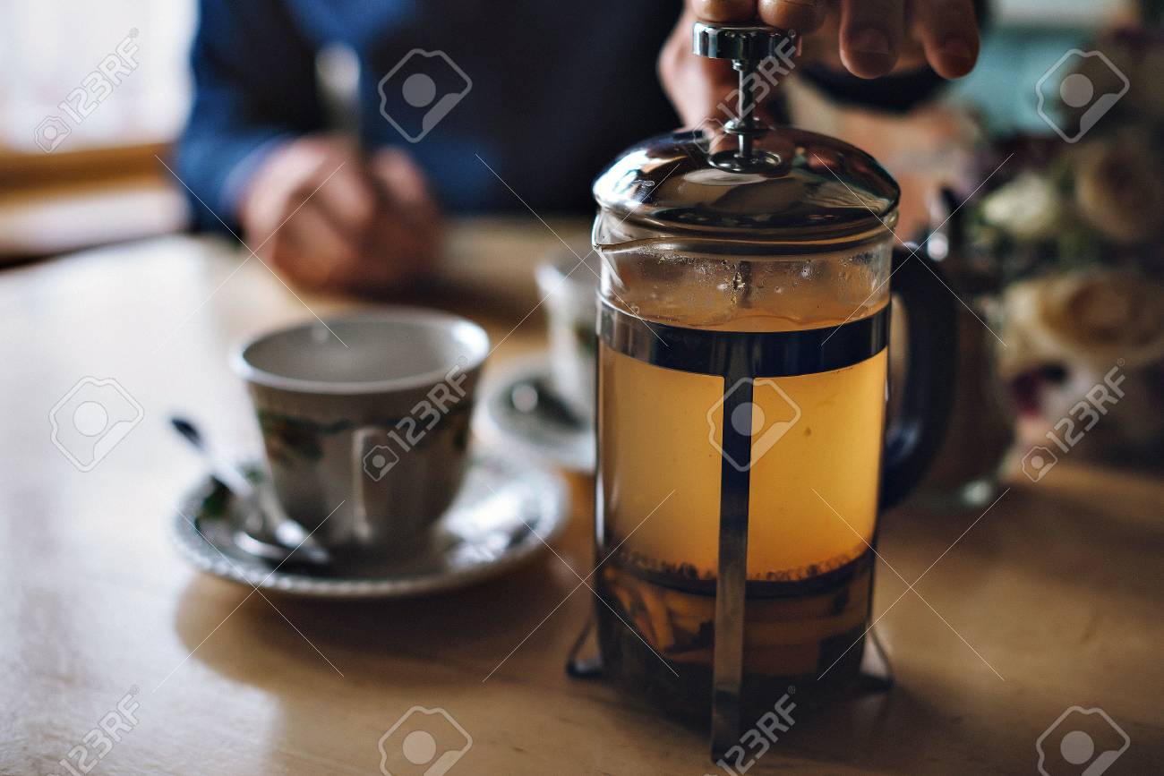 健康的なフレンチ プレスでハーブのお茶を食べる の写真素材 画像素材 Image