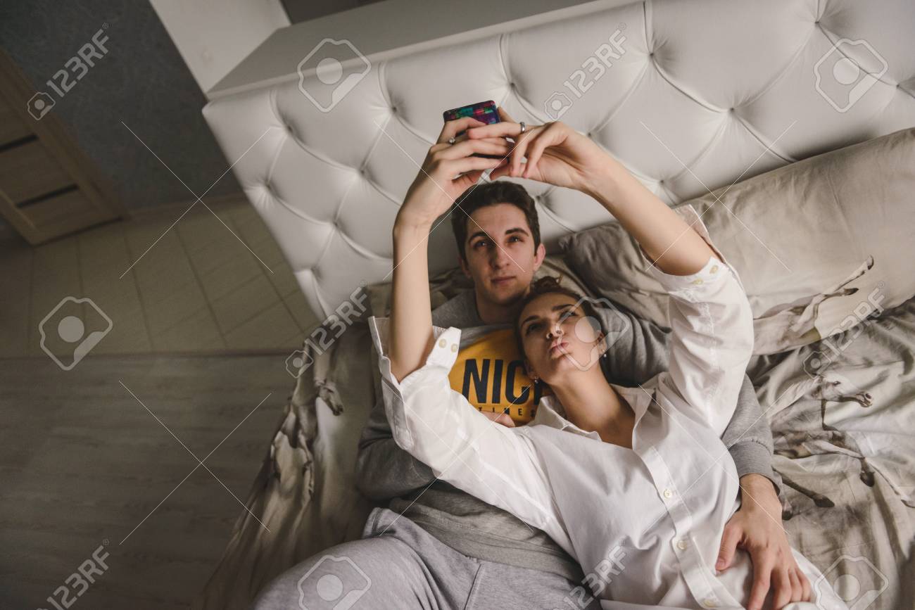 mujer en camisa de hombre