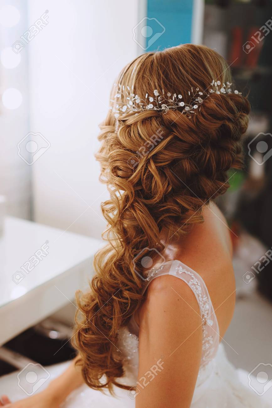 La Decoración La Novia. Adorno Para El Pelo Trenzado De Plata En Elegante Peinado De La Boda De La Novia Fotos, Retratos, Imágenes Y De Archivo Libres Derecho.