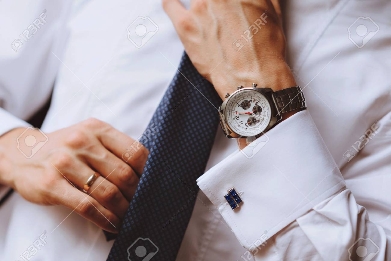 En Que Brazo Lleva El Reloj El Hombre El Hombre Usa Una Corbata Azul, Un Reloj En Su Brazo. Una Fotografía De  Primer Plano Fotos, Retratos, Imágenes Y Fotografía De Archivo Libres De  Derecho. Image 72191954.