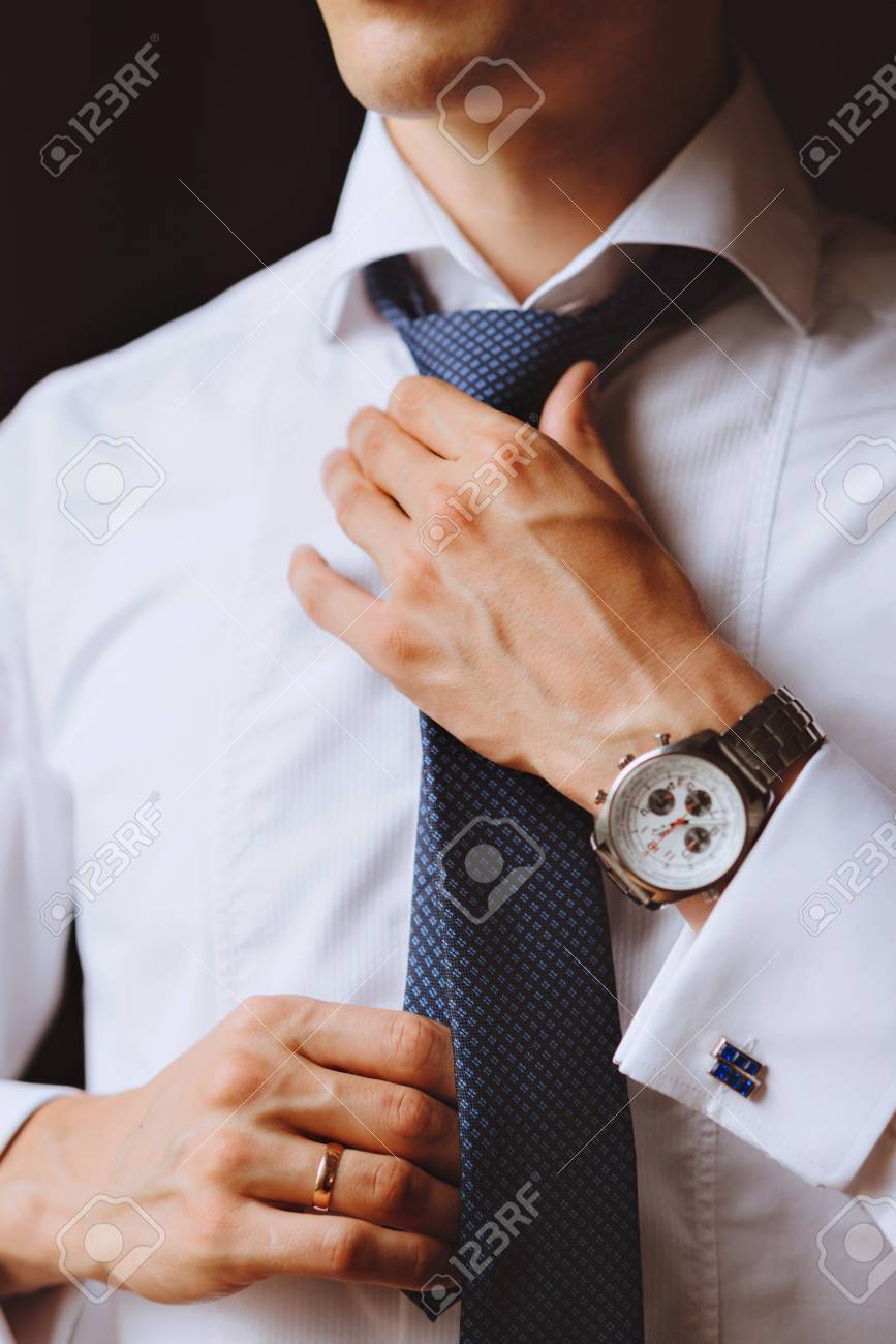 En Que Brazo Lleva El Reloj El Hombre El Hombre Usa Una Corbata Azul, Un Reloj En Su Brazo. Una Fotografía De  Primer Plano Fotos, Retratos, Imágenes Y Fotografía De Archivo Libres De  Derecho. Image 72373929.