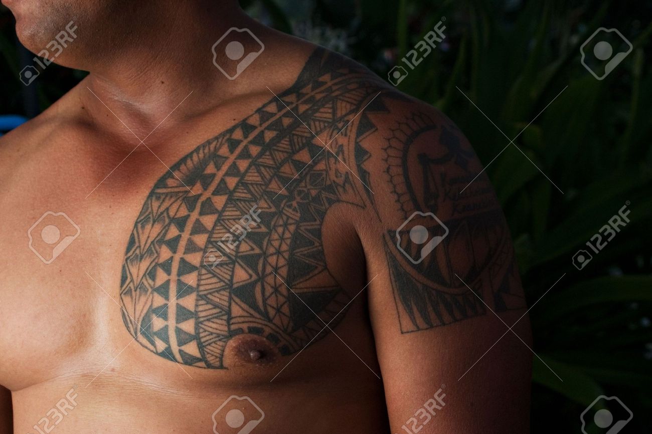 胸と腕のタトゥー の写真素材 画像素材 Image