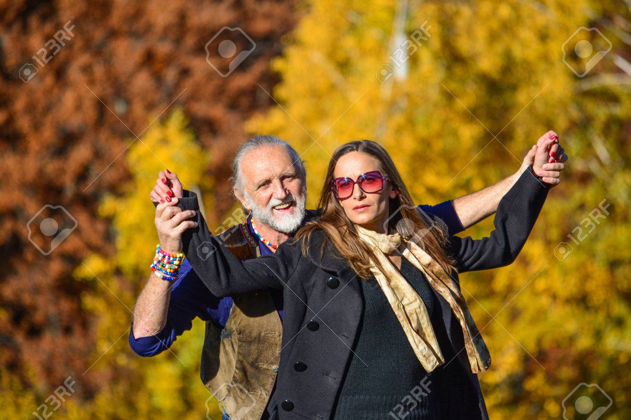 明るく 日当たりの良い 秋の一日の生活を楽しんで幸せな老夫婦 の写真素材 画像素材 Image