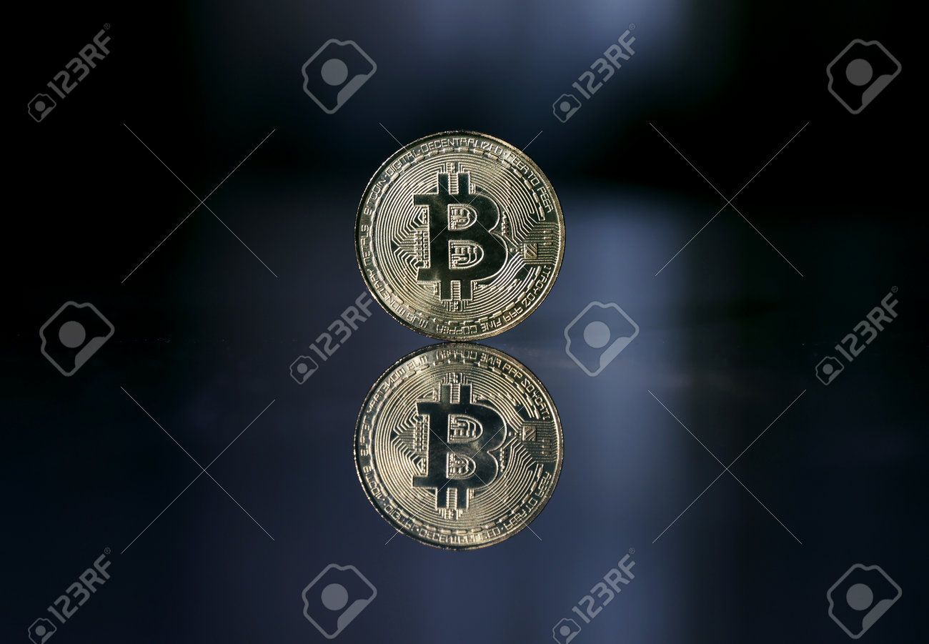 비트코인. 암호화 통화 골드 비트 코인, Btc, 비트 코인. 검은 배경 블록체인 기술, 비트코인 마이닝 개념에 고립된 비트코인 동전의  매크로 샷. 3d 렌더링 로열티 무료 사진, 그림, 이미지 그리고 스톡포토그래피. Image 162573620