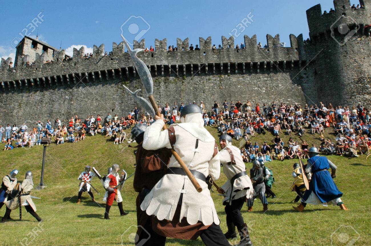 04 年 5 月 29 日スイスのベリンツォーナ 中世祭 でスイスのベッリンツォーナのモンテベロの城ラ スパーダ ネッラ Roccia 中の騎士 の写真素材 画像素材 Image