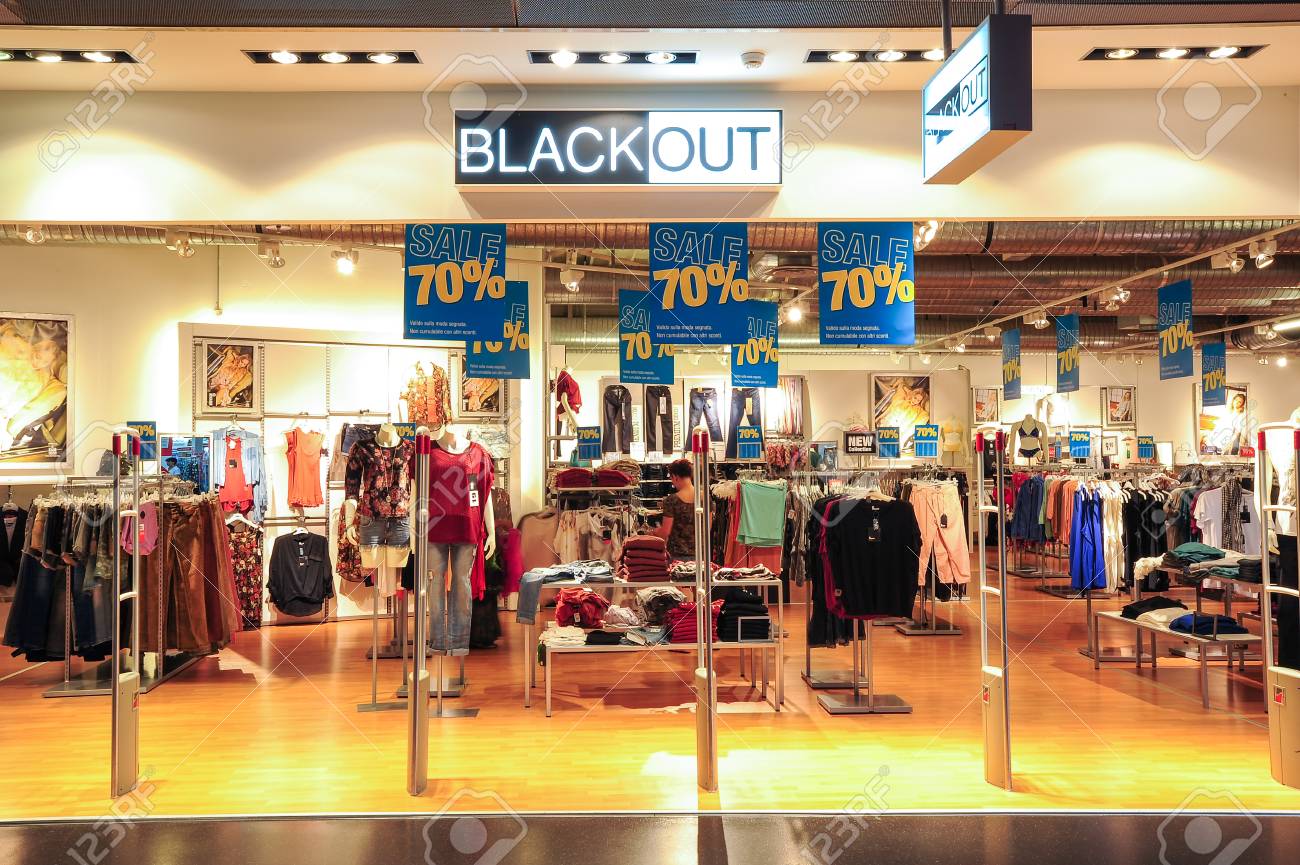 ルガノ スイス 14 年 7 月 17 日 スイスのルガーノのモールのブラック アウト ファッション洋服店のインテリア の写真素材 画像素材 Image