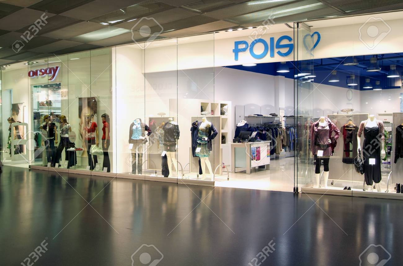 ルガノ スイス 09 年 4 月 8 日 スイスのルガーノのモールにランドマーク ファッション洋服店のインテリア の写真素材 画像素材 Image ルガノ スイス 09 年 4 月 8 日 スイスのルガーノのモールにランドマーク ファッション洋服店のインテリア の写真素材 画像素材 Image