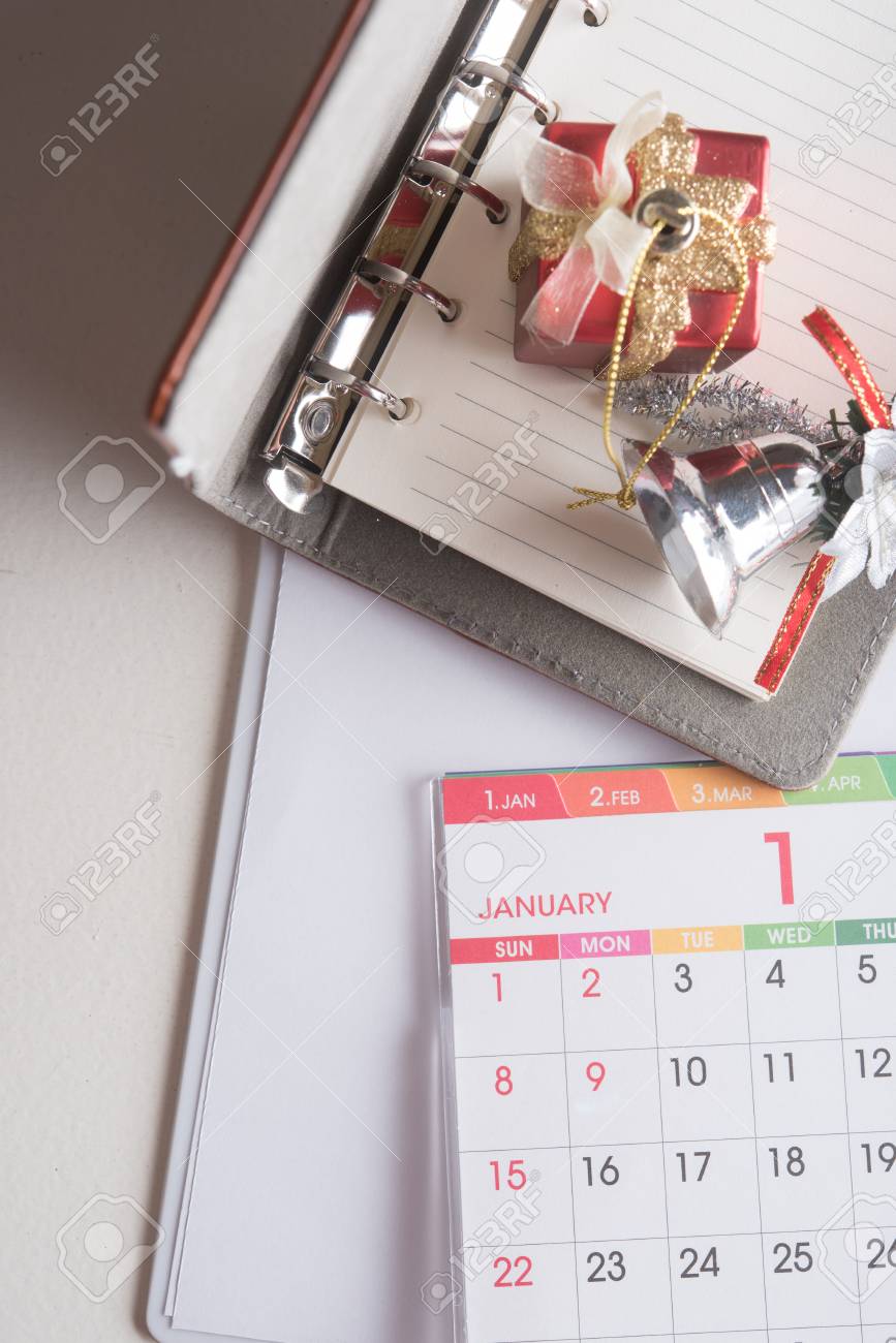 feiertagsdekorationen für das büro klebestreifen standardbild veranstalterbuch mit kalender und feiertagsdekoration mit und lizenzfreie feiertagsdekorationen für das büro klebestreifen standardbild veranstalterbuch mit kalender und feiertagsdekoration mit und lizenzfreie