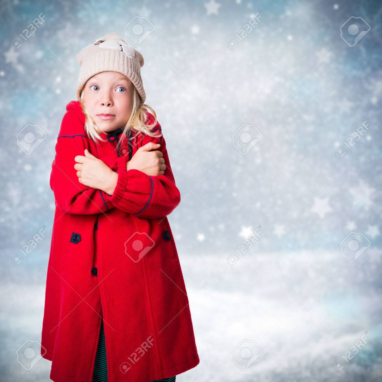 雪の中で凍結の冬の服の少女 の写真素材 画像素材 Image