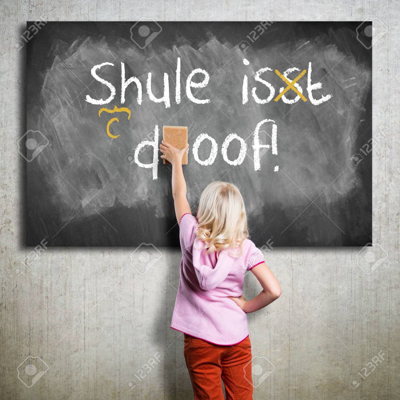 Junge Madchen Fehler In Dem Satz Zu Korrigieren Schule Ist Dumm Auf Deutsch Lizenzfreie Fotos Bilder Und Stock Fotografie Image 55370138