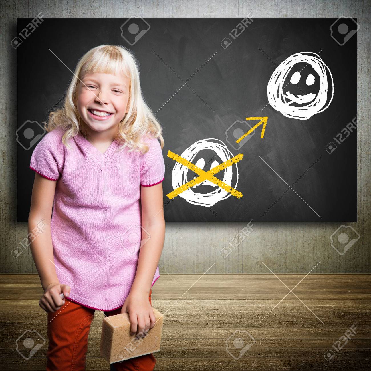 Nett Lachen Madchen Vor Einer Tafel Mit Einem Traurigen Smiley Verwandelte Sich In Ein Lachen Ein Lizenzfreie Fotos Bilder Und Stock Fotografie Image 65716258