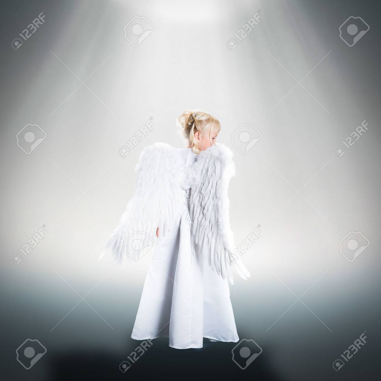 天使のような服を着た少女 の写真素材 画像素材 Image