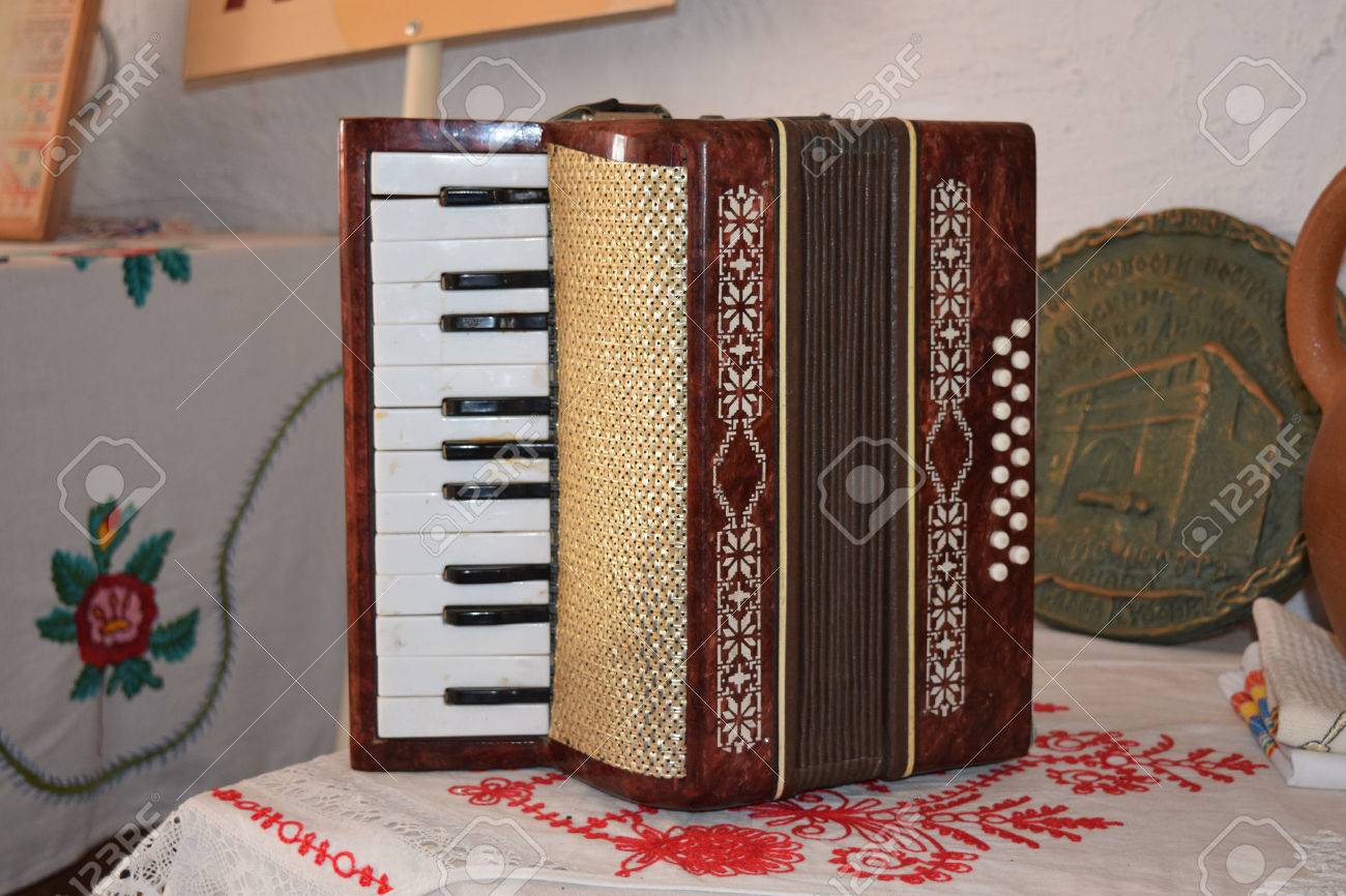 古い埃っぽいアコーディオン ロシアの村の楽器 の写真素材 画像素材 Image