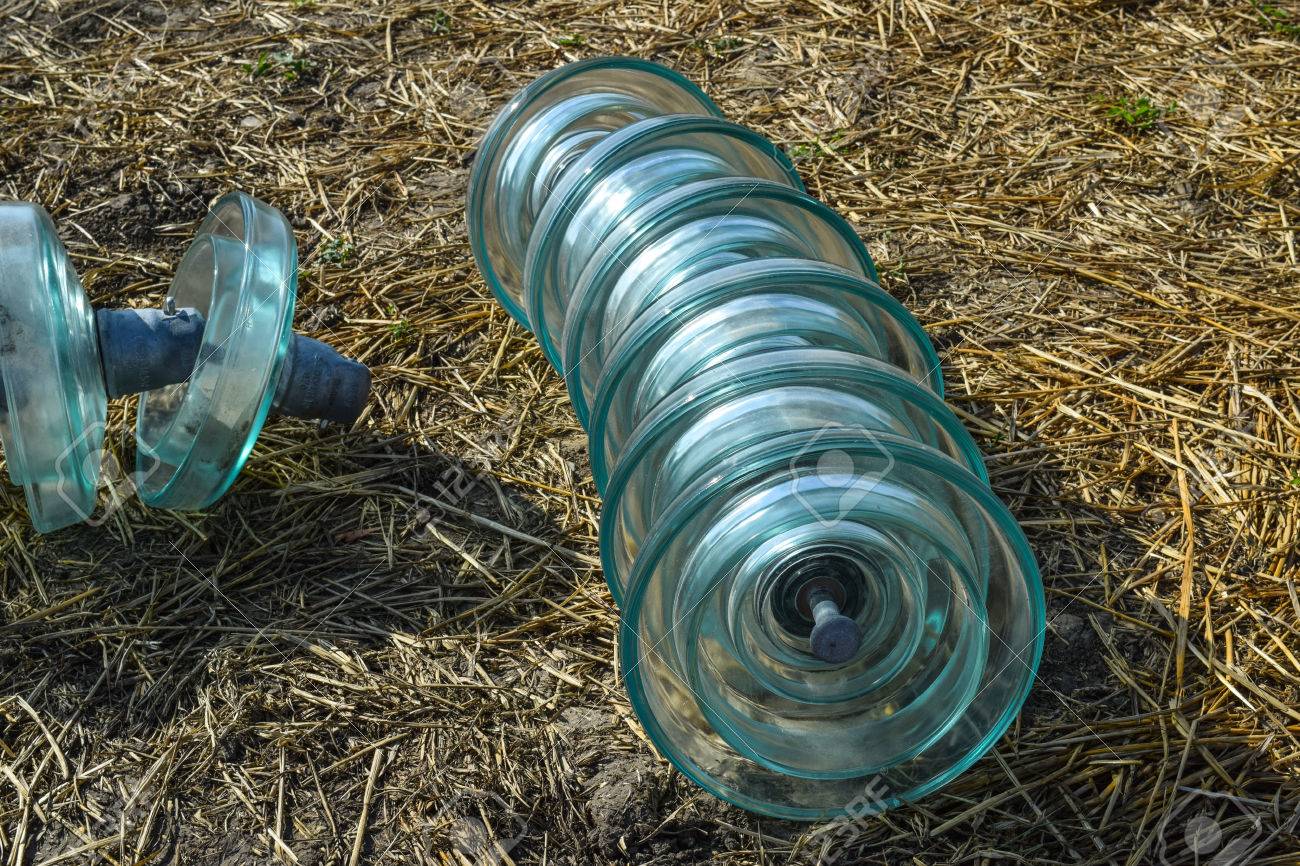 ガラス絶縁体の高電圧絶縁体 高電圧送電線の設置 の写真素材 画像素材 Image
