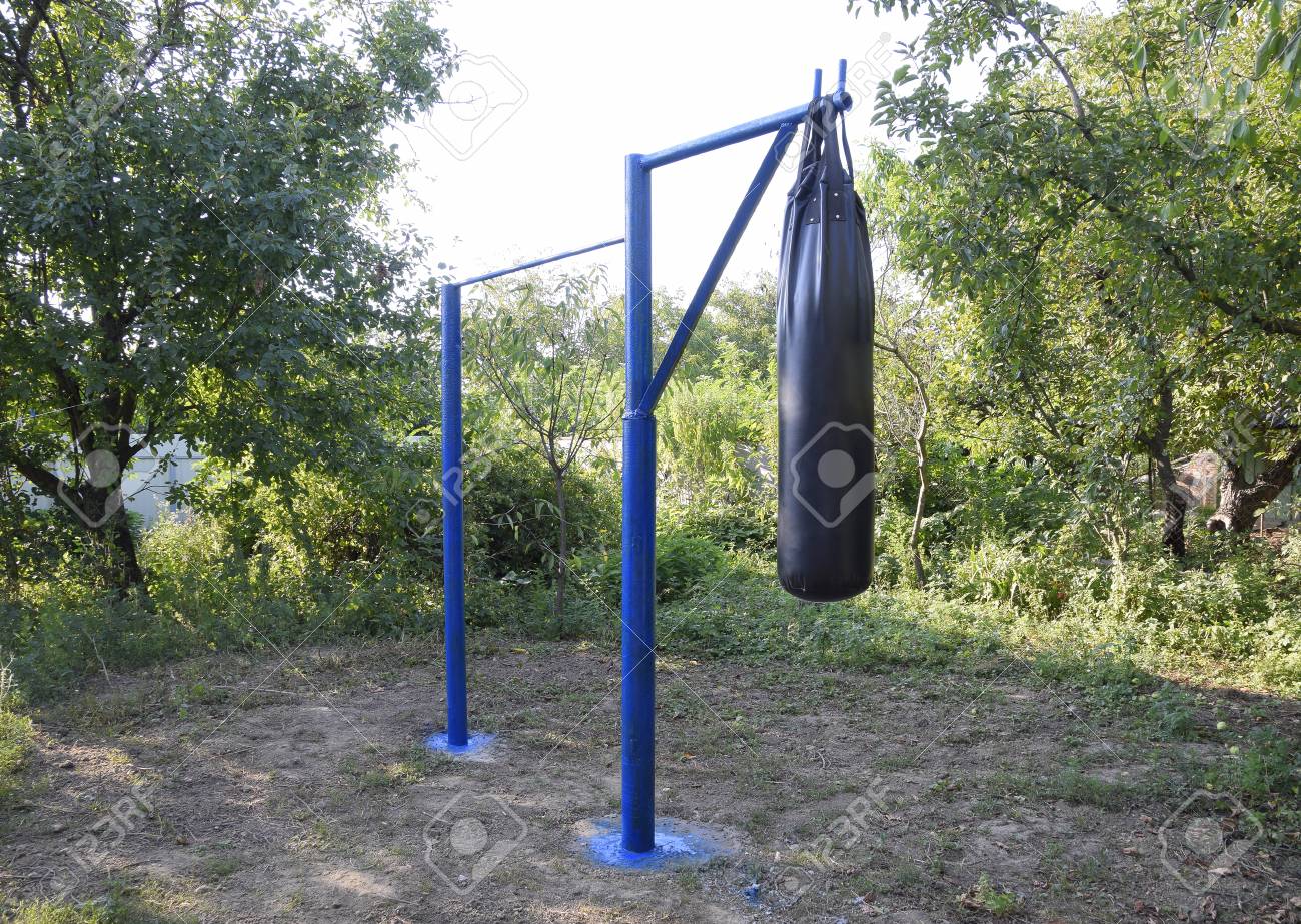 Груша на улице. Турник на деревянных столбах. Турник и подвес для груши уличный. Боксерский мешок для улицы. Держатель для груши уличный.