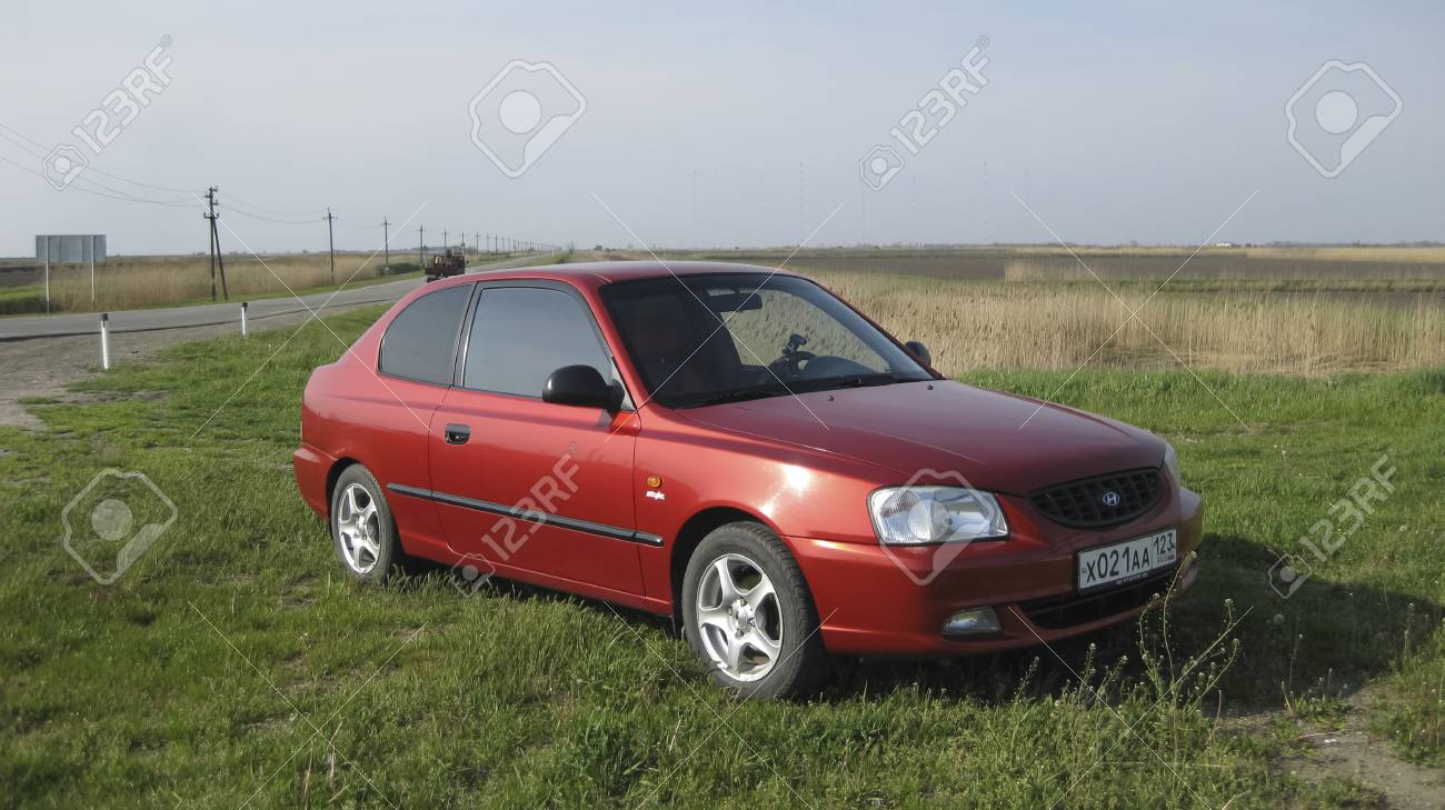 3 ドアのクーペの性能で第 2 世代のクラスノダール ロシア連邦 13 年 3 月 24 日 車の現代アクセント 3 気筒ディーゼル エンジン の写真素材 画像素材 Image