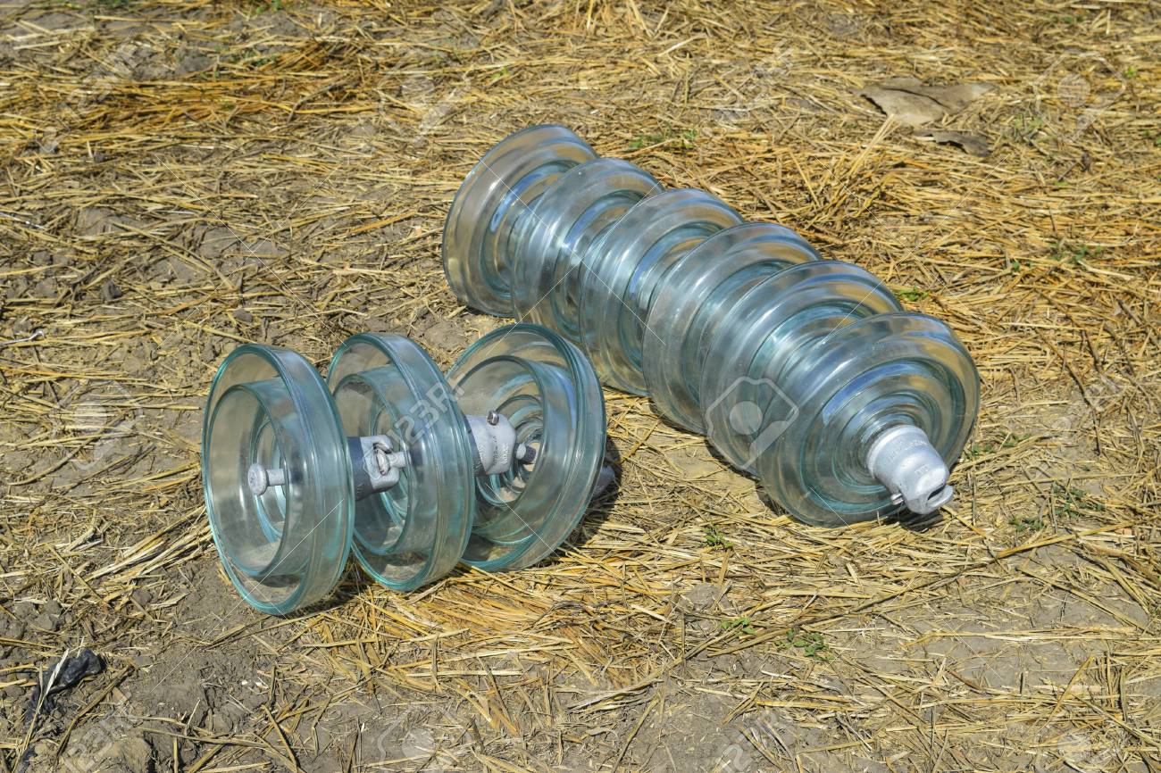 ガラス絶縁体の高電圧絶縁体 高電圧送電線の設置 の写真素材 画像素材 Image