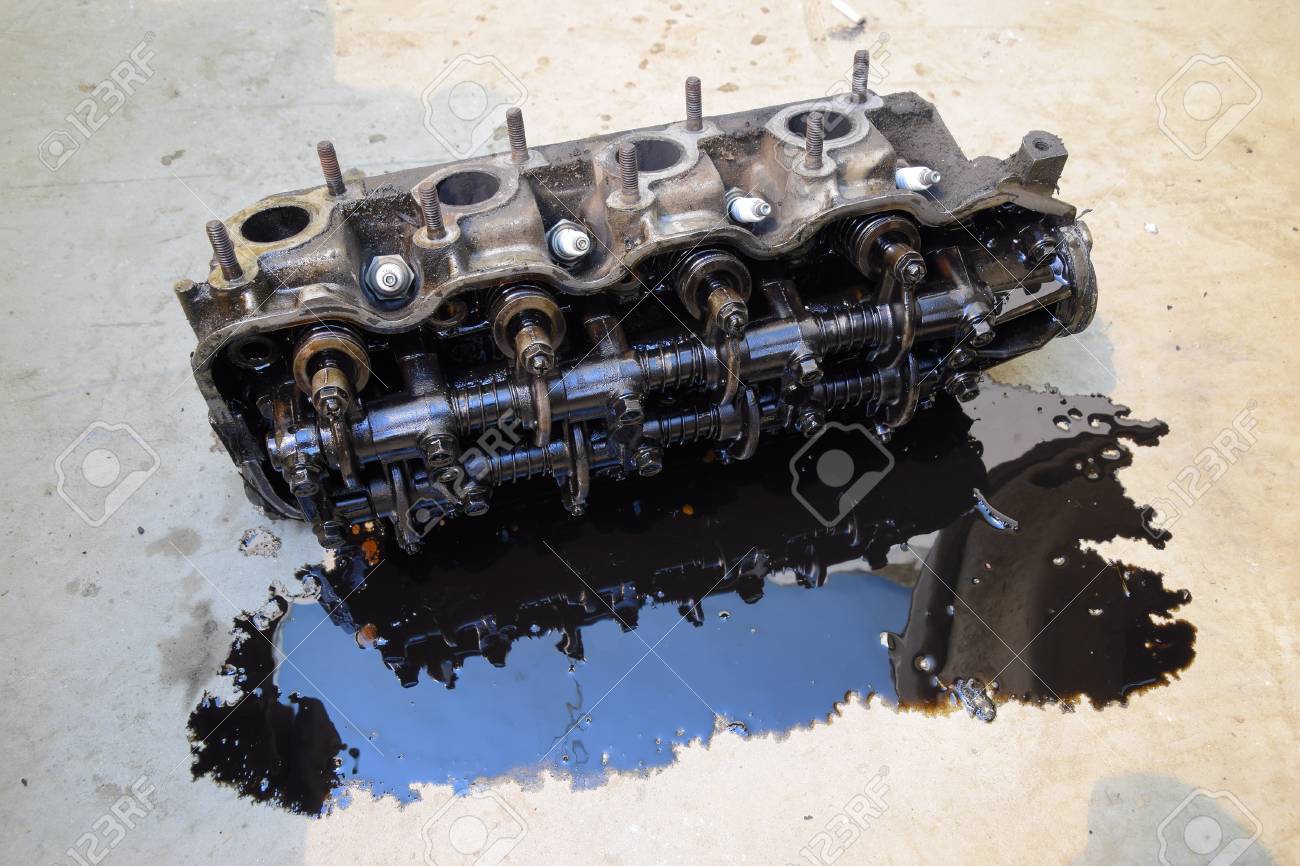 シリンダーのブロックの頭シリンダーのブロックの頭部は修理のためのエンジンから取除かれた エンジンオイルの部品 サービス内の車のエンジンの修理 の写真素材 画像素材 Image