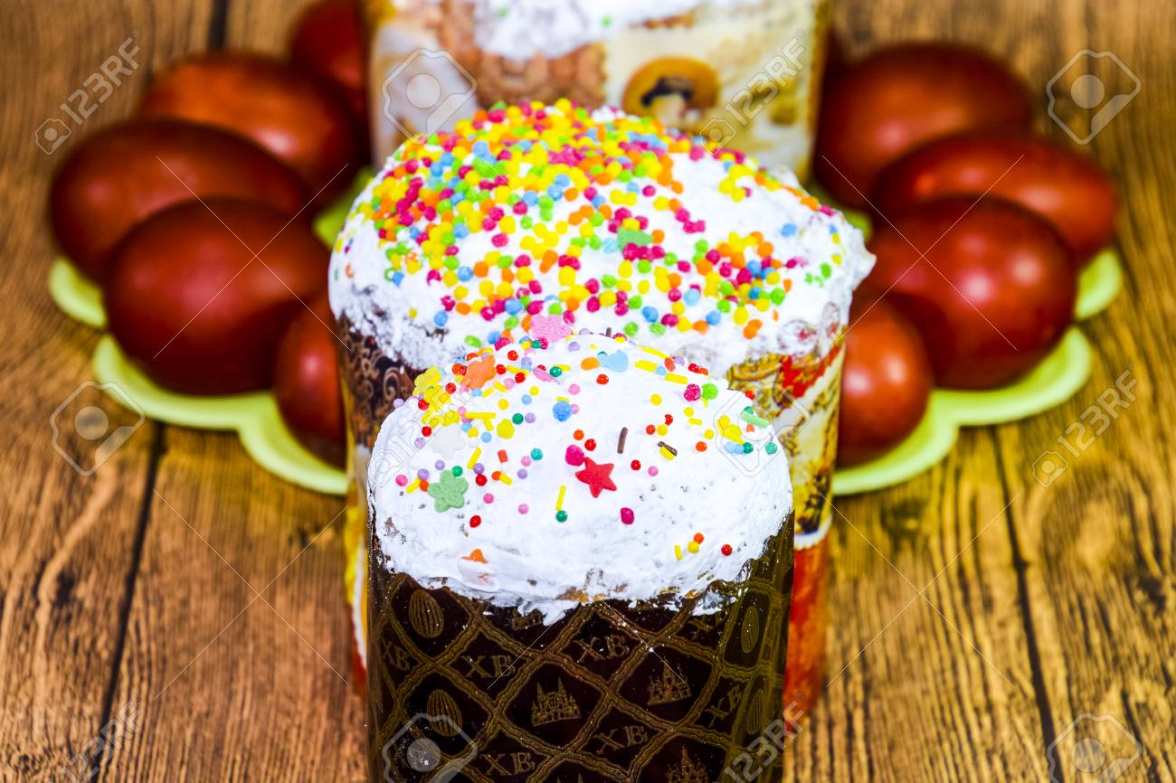 イースターケーキと赤いイースターエッグを塗りました イースターテーブルの食べ物 の写真素材 画像素材 Image