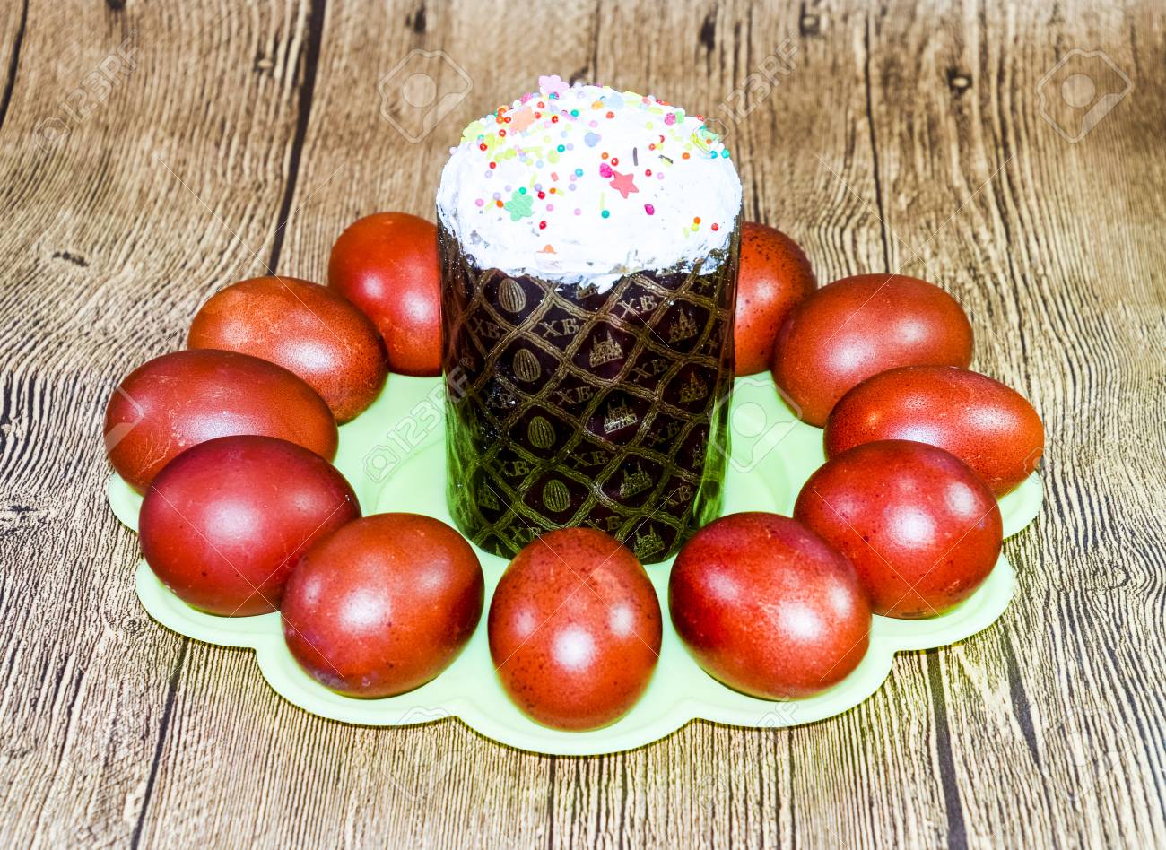 イースターケーキと赤いイースターエッグを塗りました イースターテーブルの食べ物 の写真素材 画像素材 Image