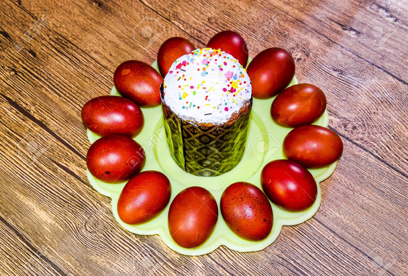 イースターケーキと赤いイースターエッグを塗りました イースターテーブルの食べ物 の写真素材 画像素材 Image