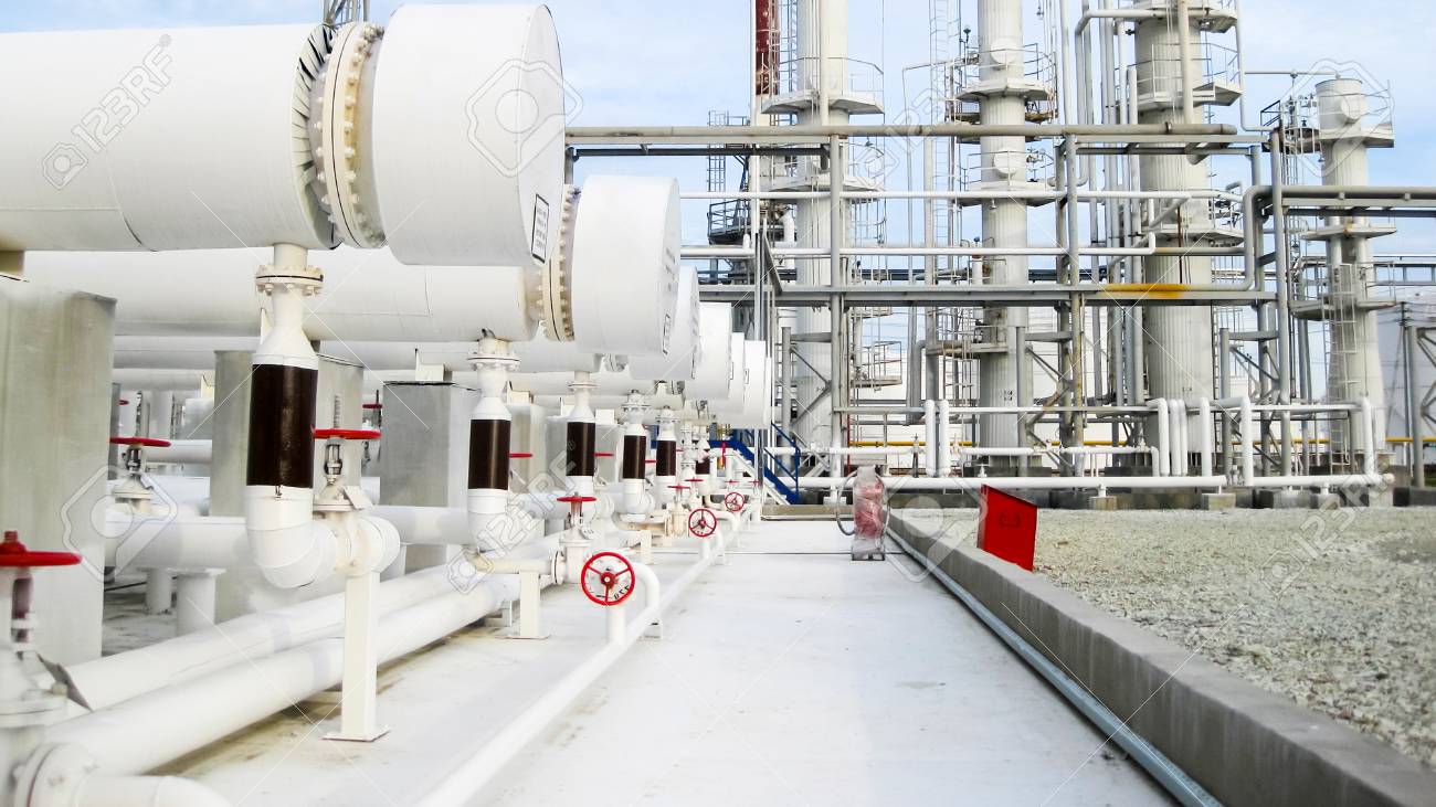 Heat exchangers in a refinery. The equipment for oil refining. - 118120244 Heat exchangers in a refinery. The equipment for oil refining. - 118120244