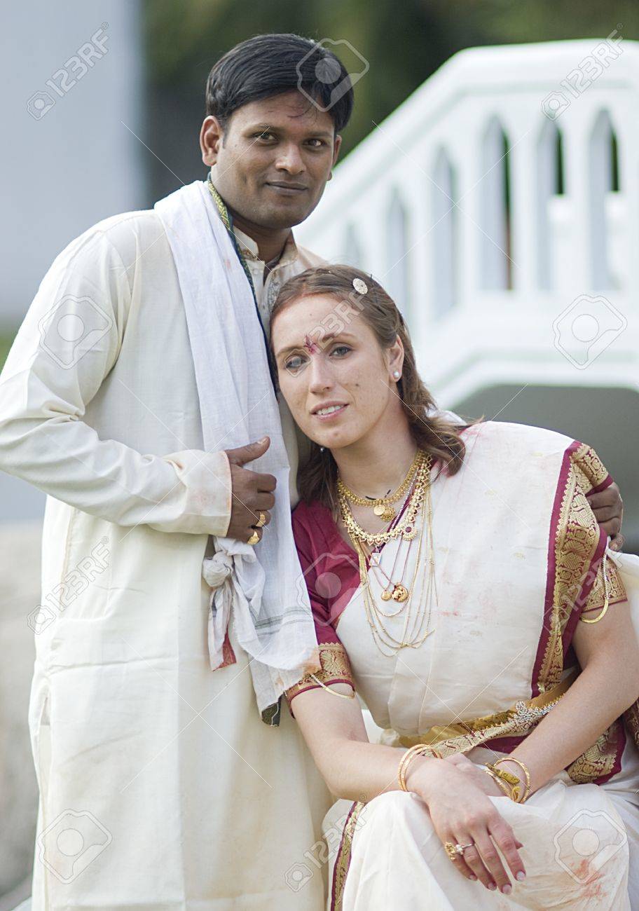 https://previews.123rf.com/images/fotografci/fotografci1106/fotografci110600035/9726789-international-couple-married-according-to-indian-traditions.jpg