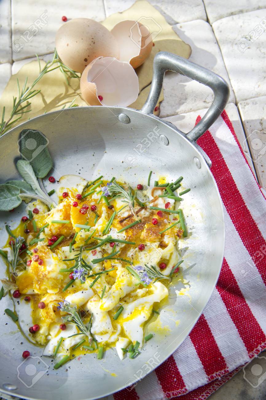 ロースト赤唐辛子とスクランブル エッグの 2 番目の料理 の写真素材 画像素材 Image