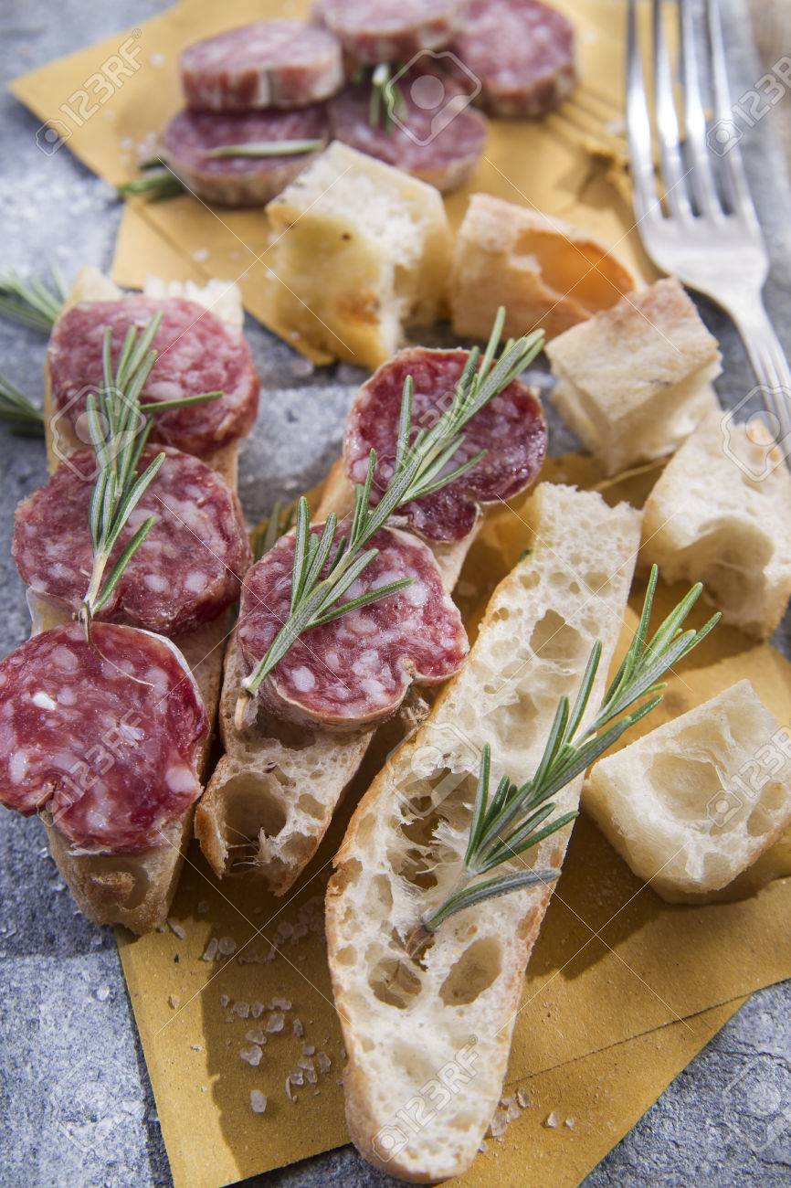 典型的なフォカッチャとトスカーナのサラミのプレゼンテーション の写真素材 画像素材 Image