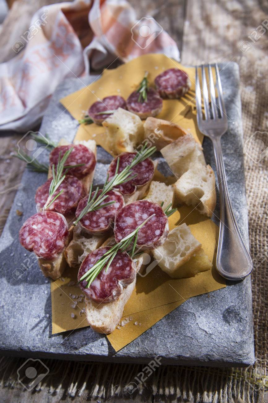 典型的なフォカッチャとトスカーナのサラミのプレゼンテーション の写真素材 画像素材 Image